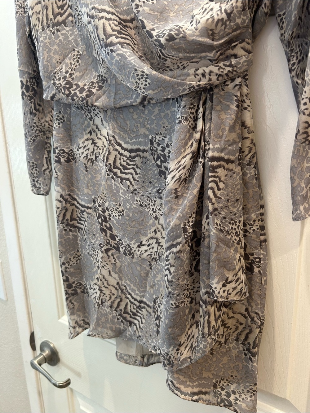 Elizabeth and James Animal Print Draped Long Sleeve Mini Dress Size 4 - Picture 5 of 16